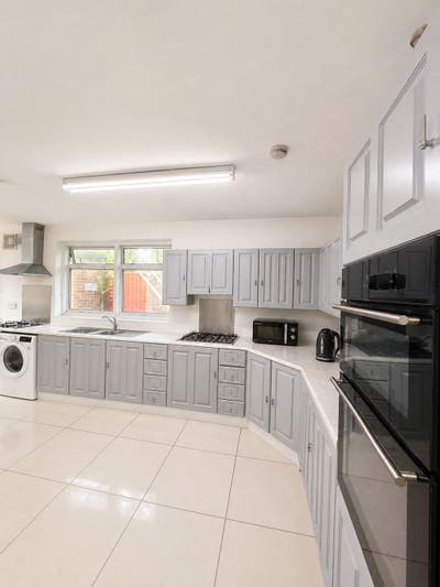 🏡 Bright Room Near Turnpike Lane 🚇  Main Photo