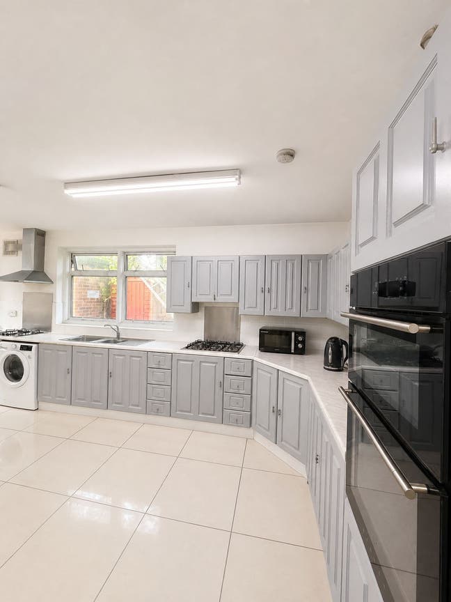 🏡 Bright Room Near Turnpike Lane 🚇  Main Photo