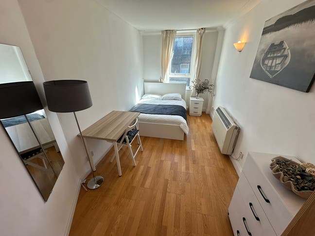 Lovely spacious room in Crossharbour Main Photo