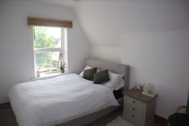Spacious double bed available top floor flat Main Photo