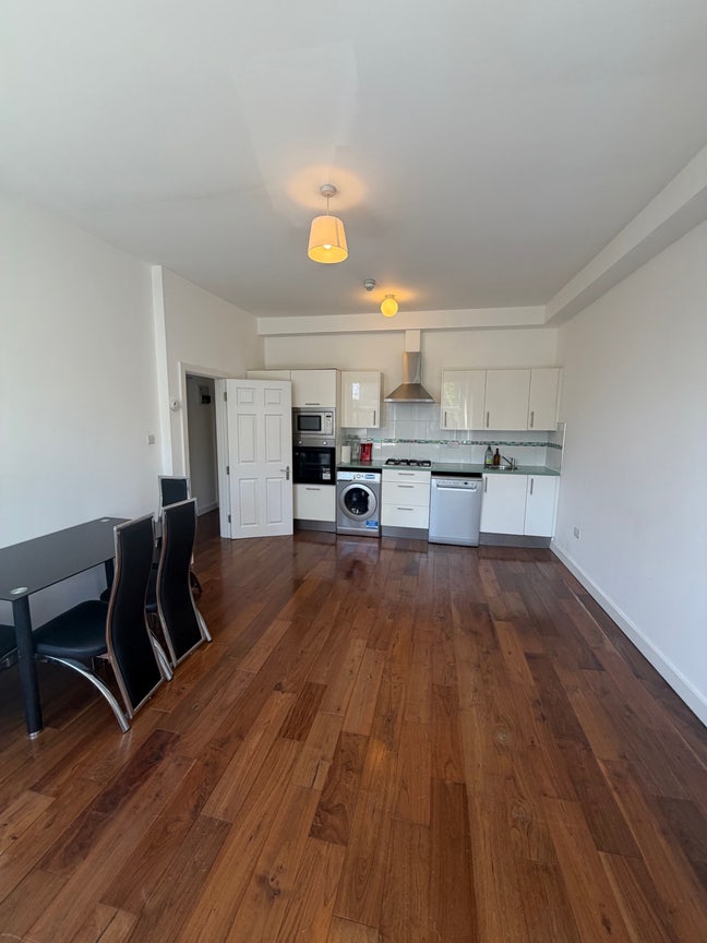 Bright One Bedroom Finsbury Park Main Photo