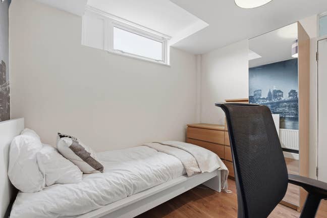 Double Room a Short Walk to Uhcw, Asda & Dhl Main Photo