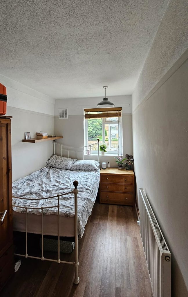 Small Double Room Available in Brixton (June 2nd) Main Photo