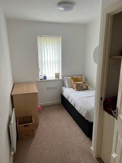 Single room Oldham OL5 Main Photo