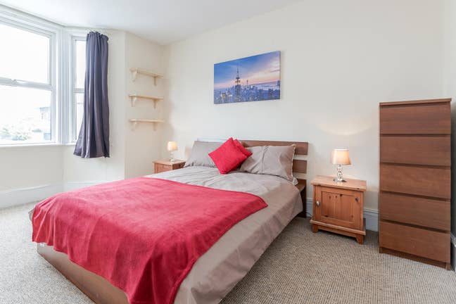 Dbl room on Woodford Road - Parking 💤🅿️ Main Photo