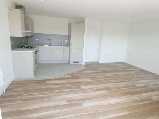 Stunning refurbished two bed two bath , parking E3 Main Photo