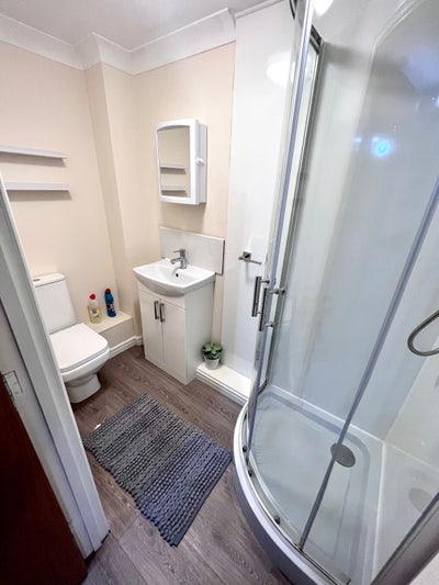 Large Double bedroom ensuite, professional share Main Photo