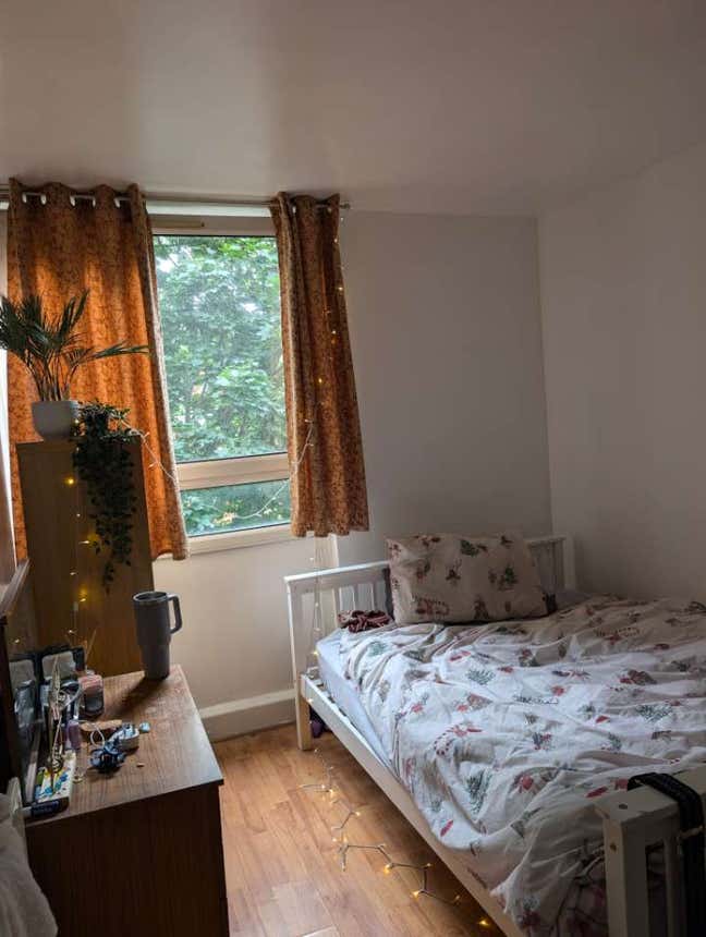 Room in Battersea to rent in all girls flat  Main Photo