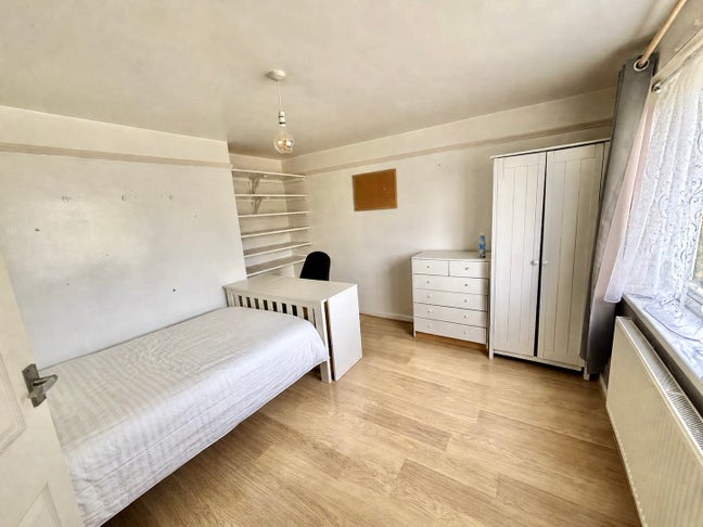 Lovely Double Room available in 3 Bedroom House. Main Photo