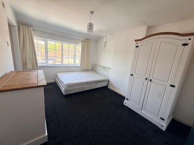 Large En-suite  - near fosse park  Main Photo