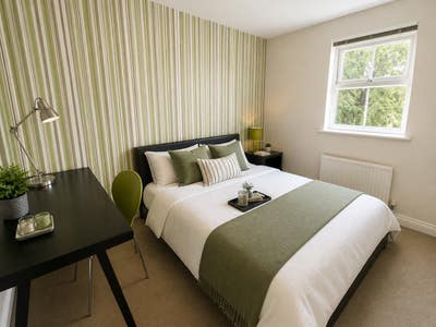 Elegant Room near M4! Superb Main Photo