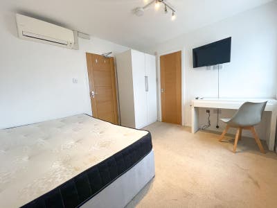 En-Sute Bedroom Ready June - Hurry  Main Photo