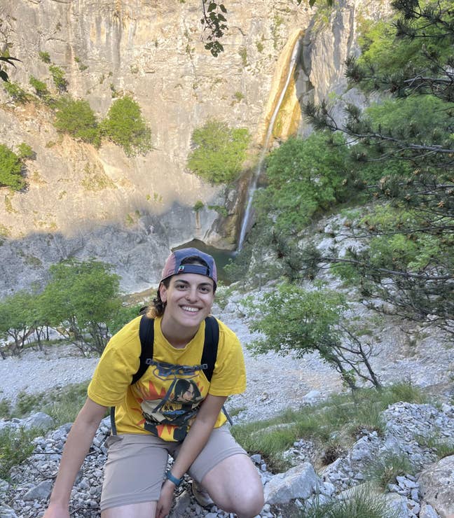 Looking for buddy-ups/room and moving in ASAP Main Photo