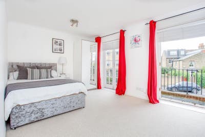 Large room in modern Chiswick Town House Main Photo