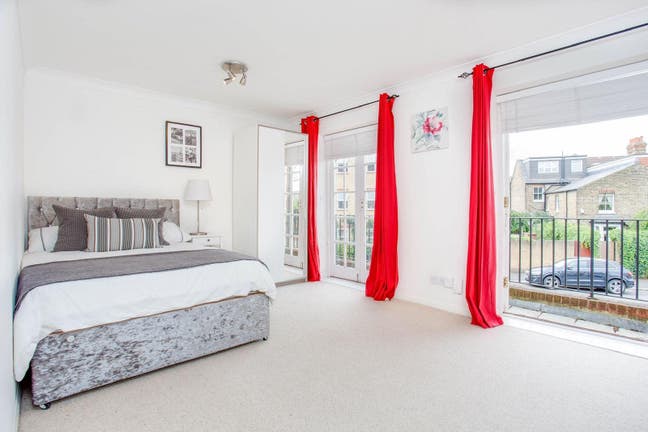 Large room in modern Chiswick Town House Main Photo