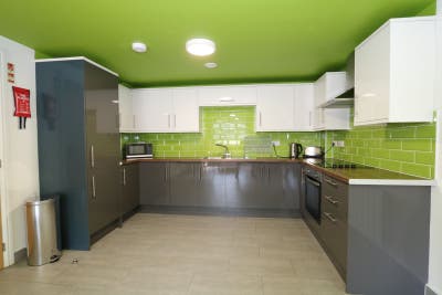 En-Suite Double Bedroom Fully Furnished Main Photo