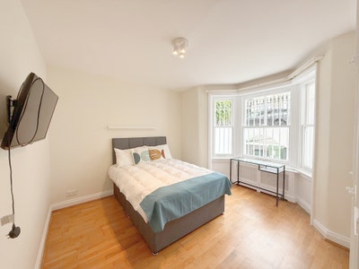 Bright & Modern  In a 3 bed  / West Brompton !  Main Photo