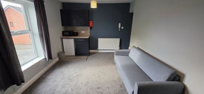 Studio Apartment with En-suite & dressing rm/study Main Photo