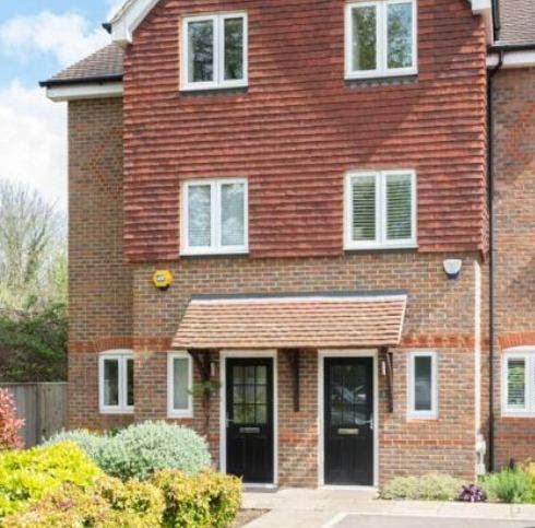 Large Double Bedroom - Esher Main Photo