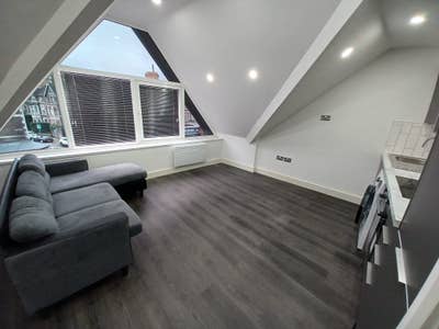 Modern 1-Bedroom Flat with Open Plan Living Main Photo