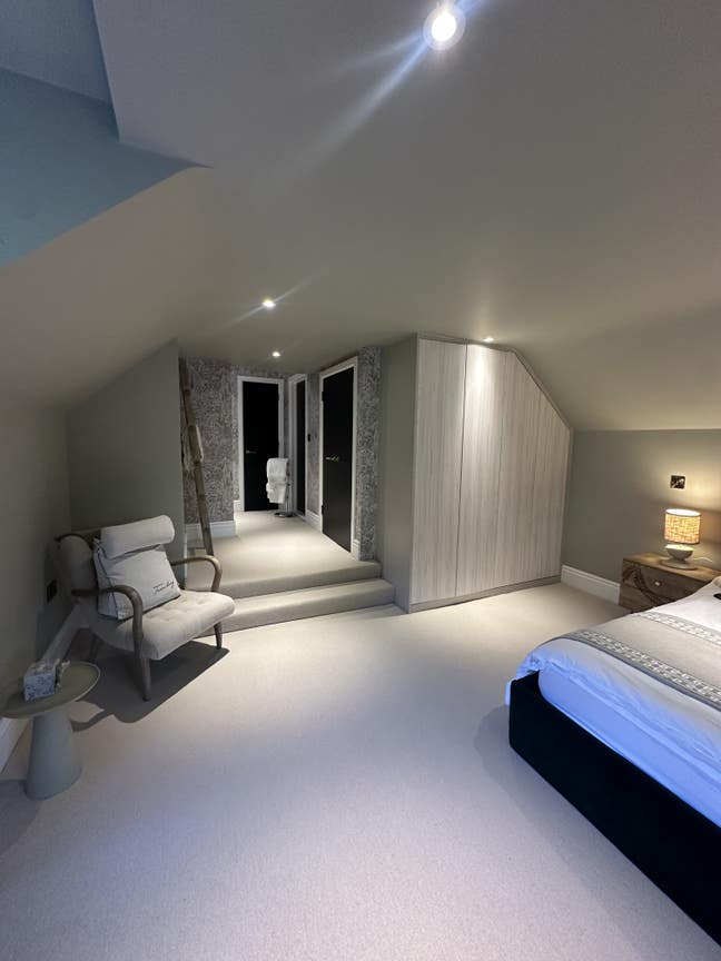 Beautiful Spacious Room | 10 mins walk to station Main Photo