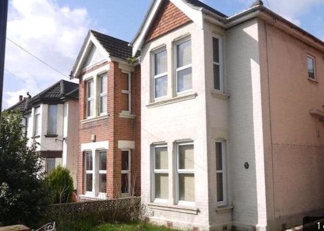 Excellent clean double room to rent in shilrey Main Photo