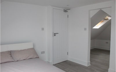 Room with en-suite to rent available E18 Main Photo