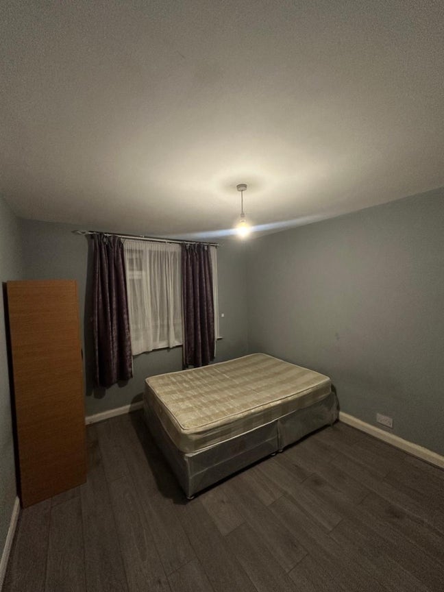 Double room for rent Luton Main Photo