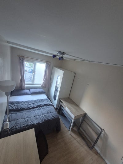 Affordable and lovely room wit amazing location M1 Main Photo