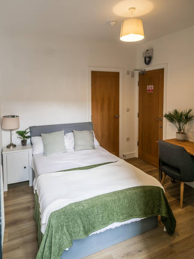 Stunning Ensuite Rooms in Spacious, Modern Home Main Photo