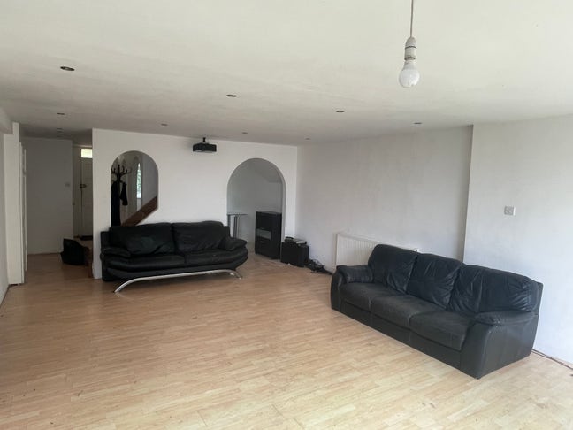 Large Double in friendly house, bills included. Main Photo
