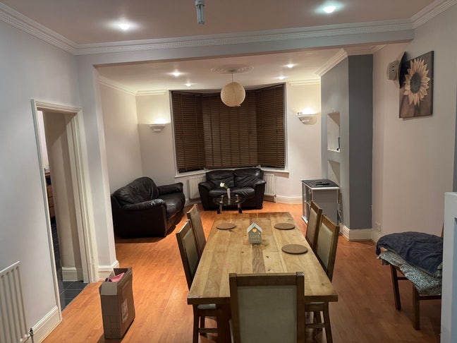 Single Box Room completely furnished  Main Photo