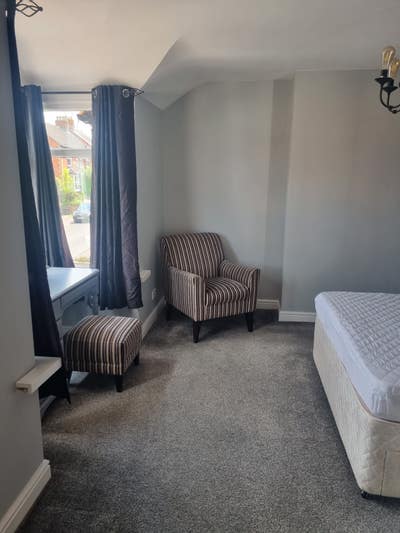 Large Double room with shared bathroom Main Photo