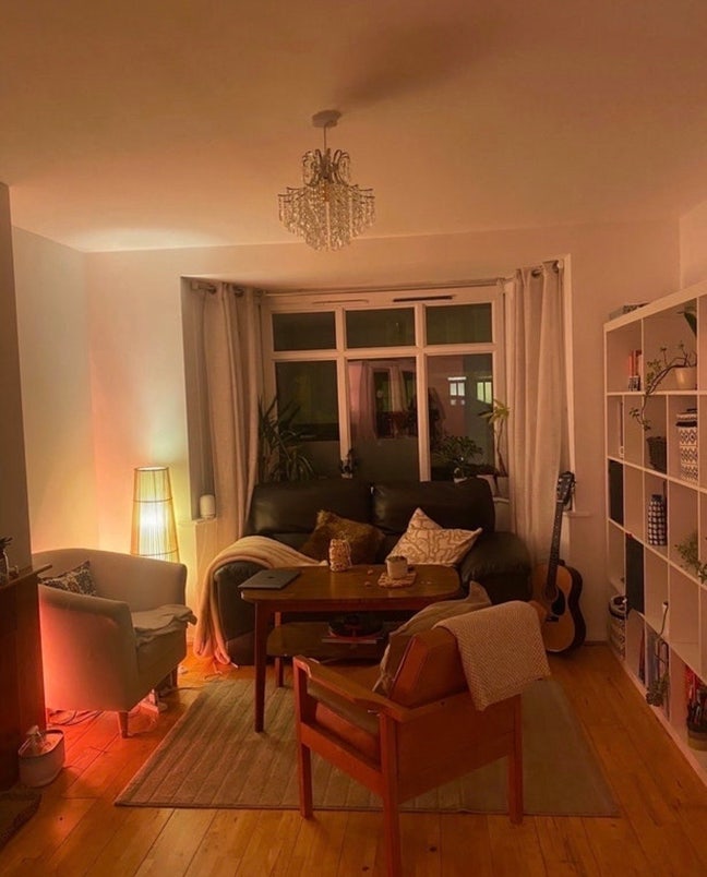 Furnished bedroom in girly house share Main Photo
