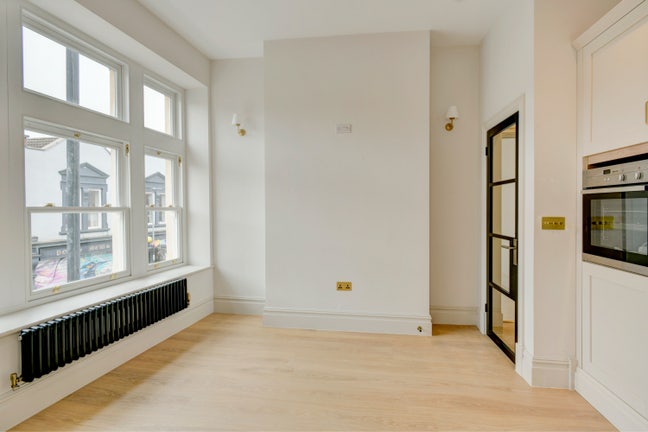 Stunning Newly Refurbished 2 Bedroom Flat Main Photo