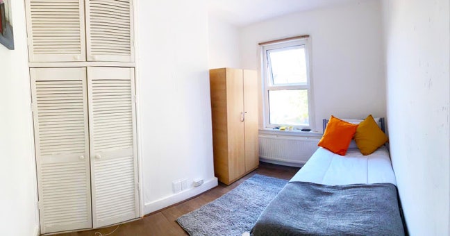 Large single room available in N17 Main Photo