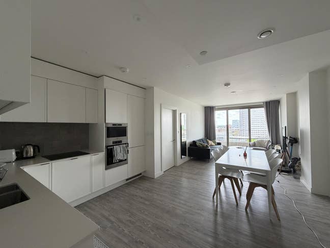 Short Let Luxury En-Suite Balcony Room Main Photo