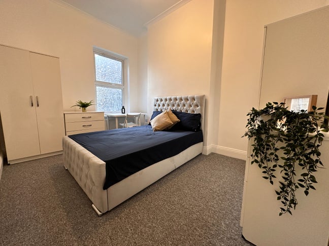 Large Room *2 Mins Walk to Queen’s Park Station❗ Main Photo