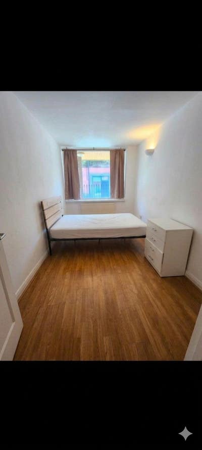 Double Furnished Room in E1 – Bills Included & UC Main Photo