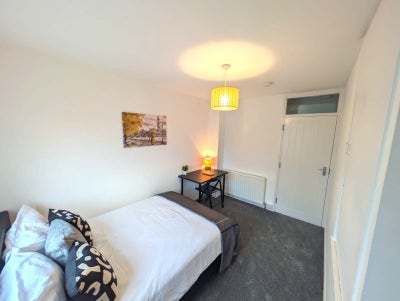 ** Lovely Room Near UHCW - All Bills Included! Main Photo