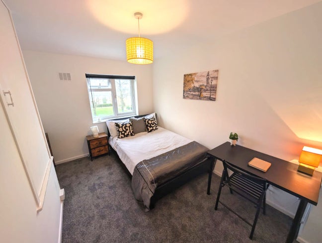 ** Lovely EN SUITE Near UHCW - All Bills Included! Main Photo