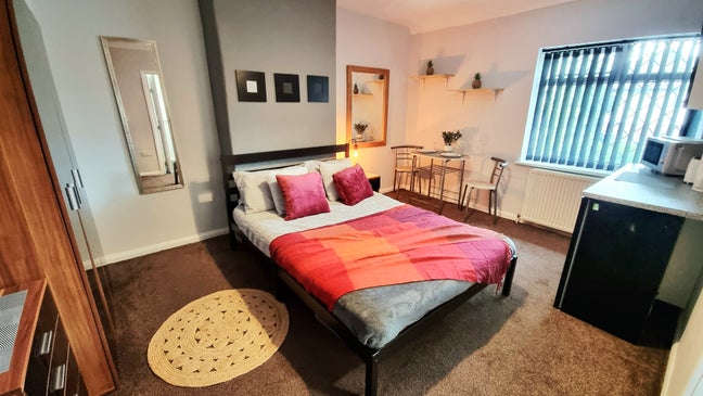 Brand new huge ensuite studio room - for couples Main Photo