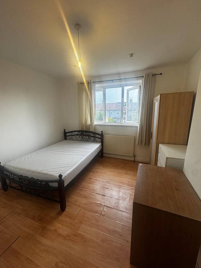 Room in shared house on  Consfield Avenue Main Photo