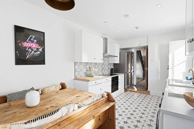 Just off Fishponds Road! Rooms available Main Photo