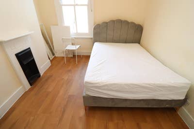Spacious Room Steps from Central Line Main Photo