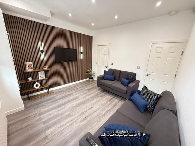 City Centre Small Cheap Room April Main Photo