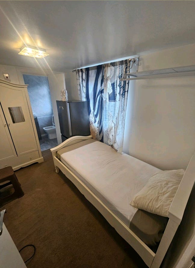Double Bedroom with an Ensuite in a shared House Main Photo