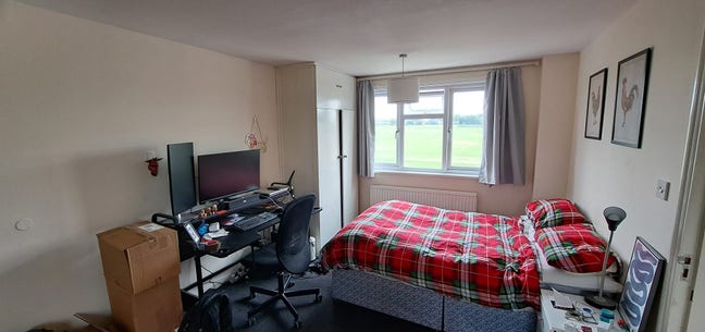 Spacious double bedroom with private bathroom Main Photo