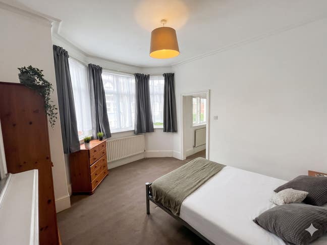 Large Ensuite Double 🚿 with Bonus Side-Room! ✨ Main Photo