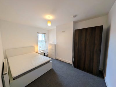**Double  Room- Ideal Central Location** Main Photo